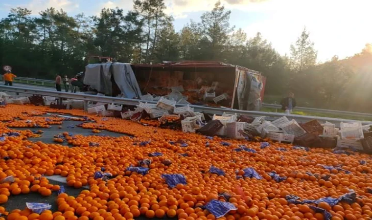 ANTALYADA KAZA PORTAKALLAR OTOYOLA DÖKÜLDÜ