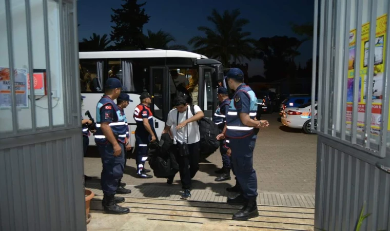 KEMER'DE 118 KAÇAK GÖÇMEN YAKALANDI