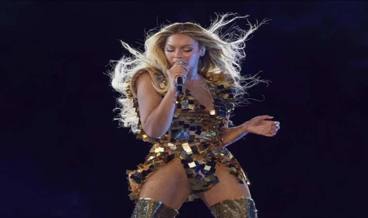 BEYONCE KIYAFETİYLE BÜYÜLEDİ