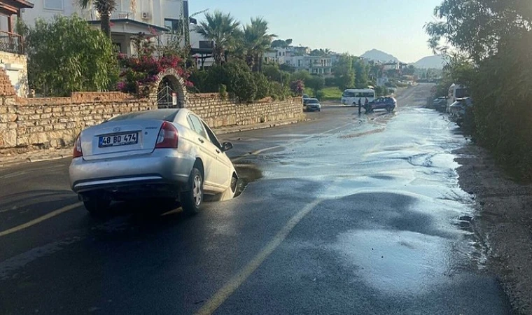 Bodrum'un değişmeyen manzarası Otomobil çukura düştü