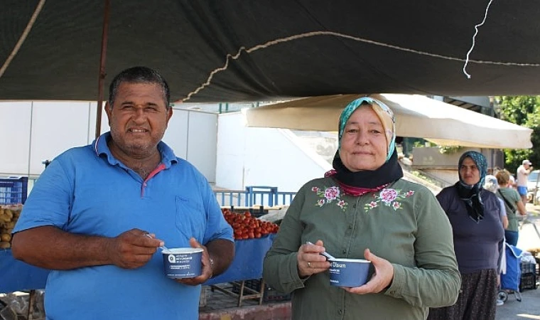 Büyükşehir Belediyesi önünde aşure ikramı