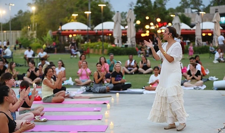 Gençler Konyaaltı’nda yoga ile buluştu