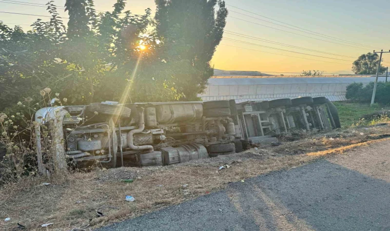 Talaş yüklü tır şarampole devrildi: 2 yaralı