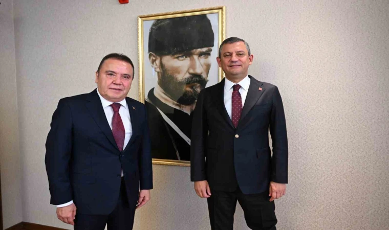 Muhittin Böcek’ten, Özgür Özel’e geçmiş olsun ziyareti