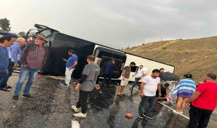 ANTALYA DENİZLİ YOLUNDA FECİ KAZA ÇOK SAYIDA YARALI VAR