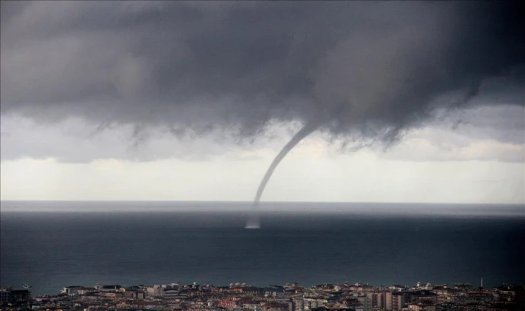 ANTALYA'DA ÇIKAN HORTUM KORKUTTU