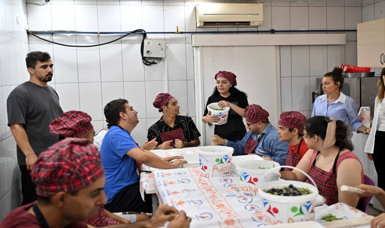 Antalya’da özel çocuklardan bahçeden sofraya zeytin üretimi