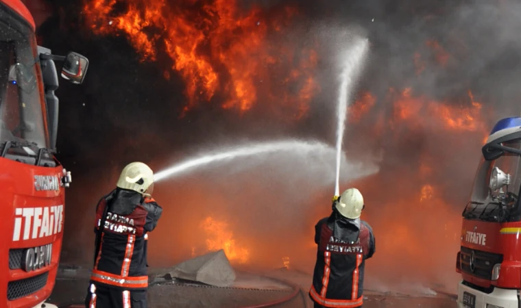 Burdur'da evin çatısı yandı