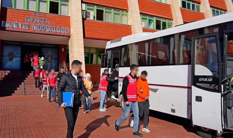 Kendilerini polis olarak tanıtıp 3 milyon TL vurgun yapan 8 kişi tutuklandı