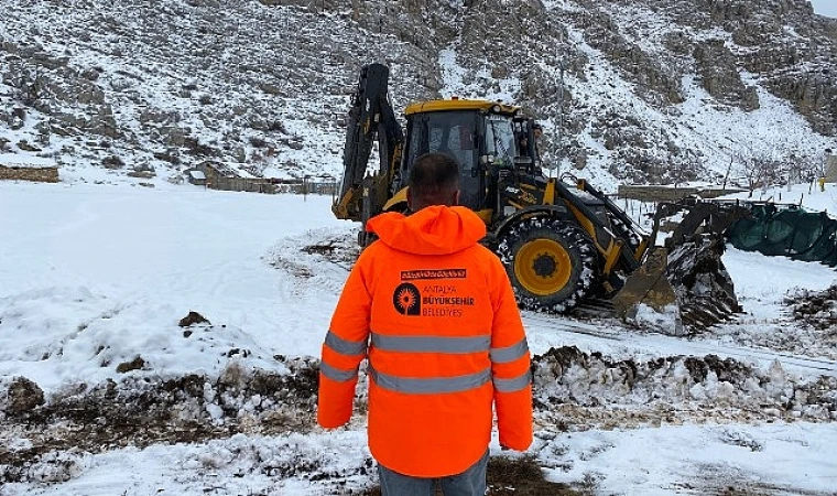 Antalya Büyükşehir Belediyesi Akseki’de karda mahsur kalan 3 aileyi kurtardı