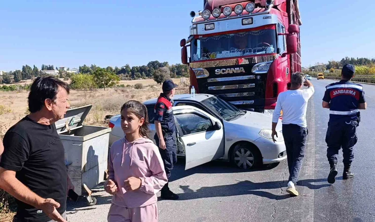 Tır köprülü kavşak bariyerlerine çarptı, sürücü yaralandı