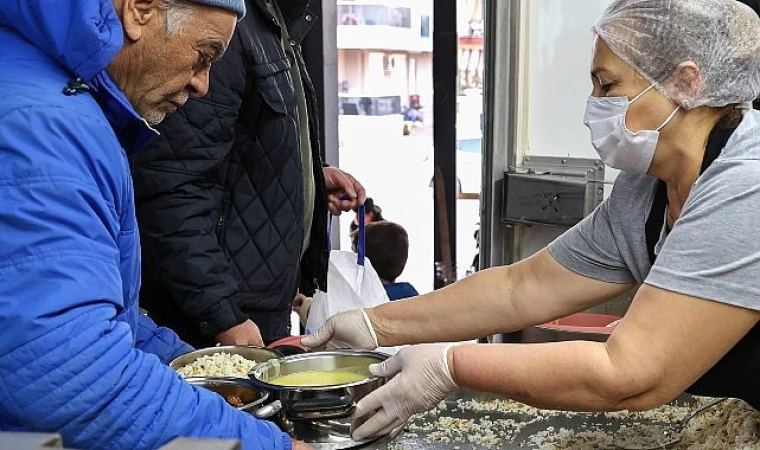 Büyükşehir Mobil Aşevi iftarda vatandaşın yanında