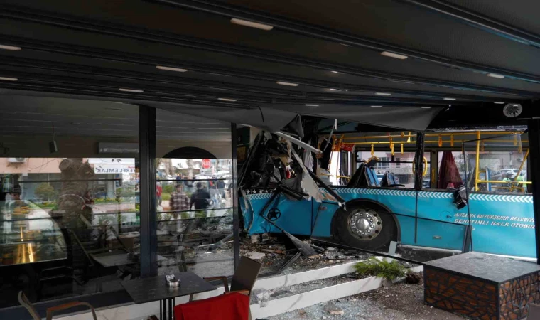 Sürücüsü fenalaşan halk otobüsü araçlara çarpıp kafeteryaya daldı: 3 yaralı