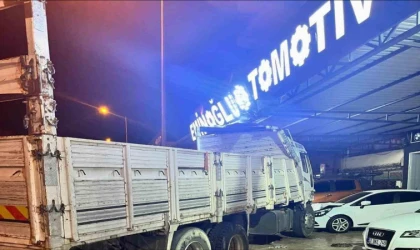 ANTALYA'DA KAMYON OTOMOBİLLERİ BİÇTİ