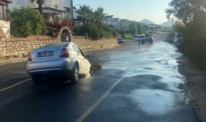 Bodrum'un değişmeyen manzarası Otomobil çukura düştü