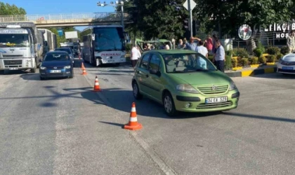 Otobüs kırmızı ışıkta bekleyen otomobile çarptı