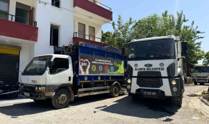 Alanya’da evden 4 kamyon dolusu çöp çıktı