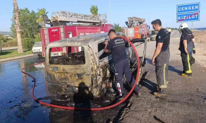 Antalya’da panelvan tur aracı alev alev yandı