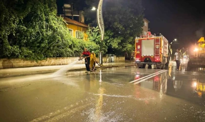 BURDUR'DA YOLLAR GÖLE DÖNDÜ