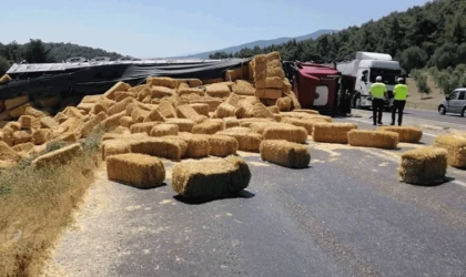 Devrilen saman yüklü tır yolu trafiğe kapadı