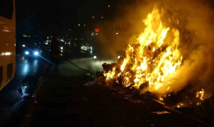 Antalya’da geri dönüşüm kamyonundaki atıklar alev aldı