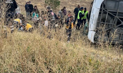 Turist kafilesini taşıyan otobüs devrildi