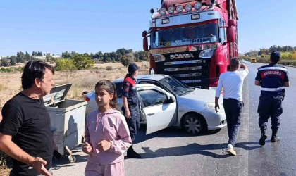 Tır köprülü kavşak bariyerlerine çarptı, sürücü yaralandı