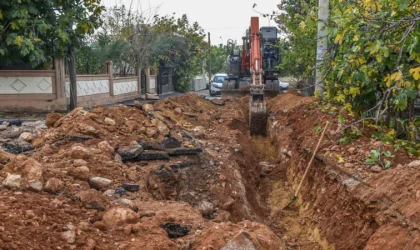 Kanal Mahallesi’nde Büyükşehir içme suyunu, Kepez asfaltı yeniliyor