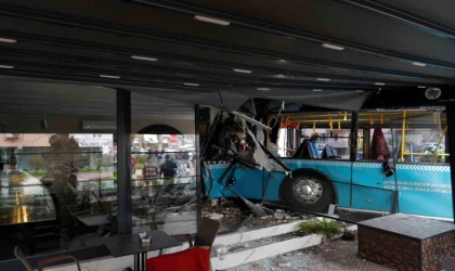 Sürücüsü fenalaşan halk otobüsü araçlara çarpıp kafeteryaya daldı: 3 yaralı